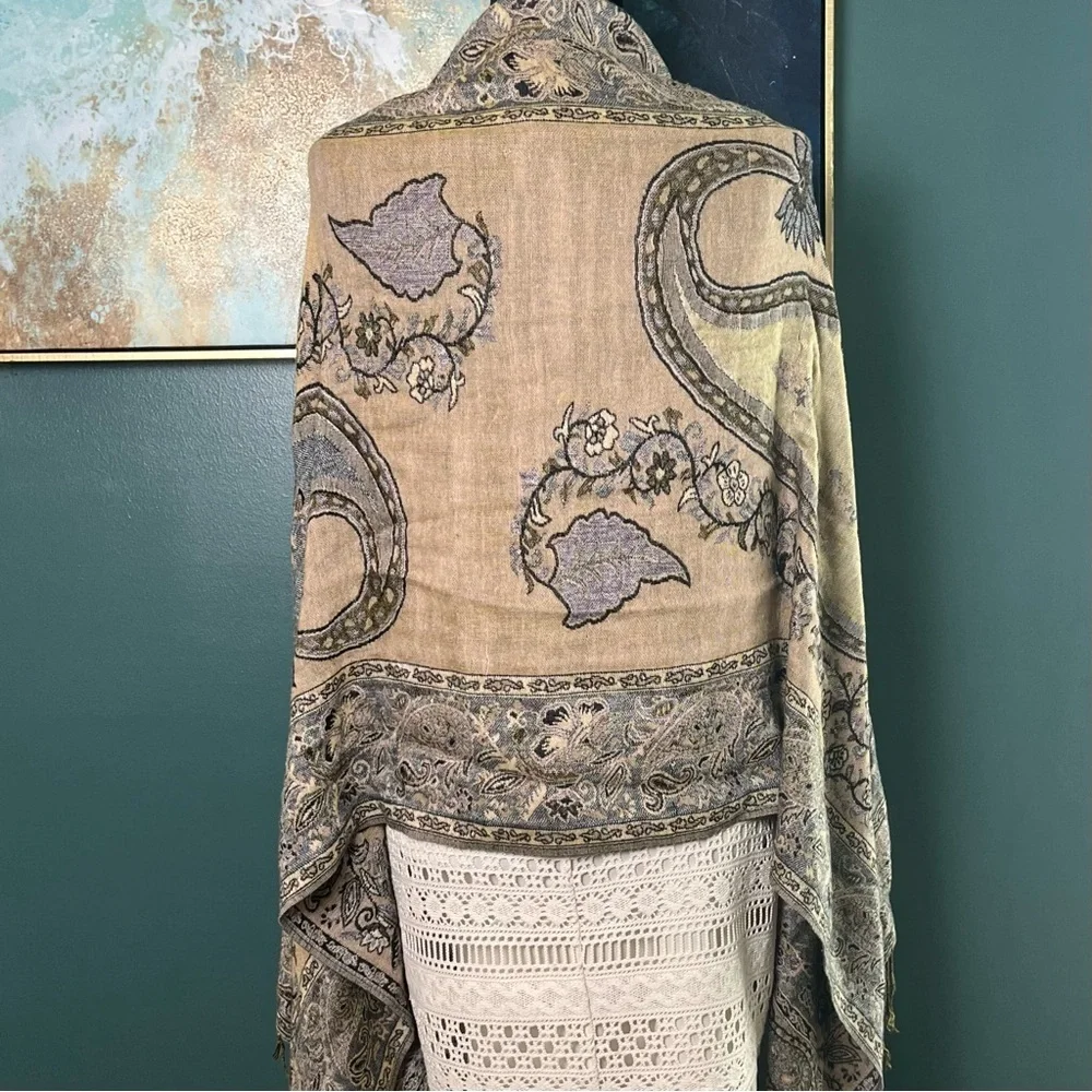 Elegant Paisley Scarf with Fringe